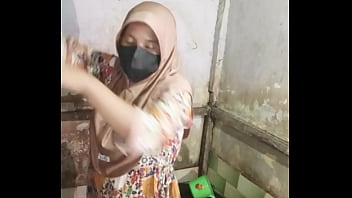Mandi sambil colmek di kamar mandi Mandi sambil colmek di kamar mandi