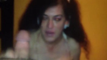 Trasvesti fea de buenas tetas me hace una cubana y se traga toda la verga part 1