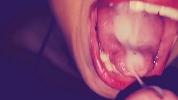 Mi hermanastra me da una sensual chupada de verga y me corro en su boquita sexy Mi hermanastra me da una sensual chupada de verga y me corro en su boquita sexy