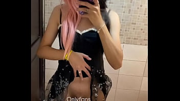 Femboy en el baño