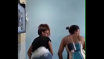 Mãe e filha dançando funk Mãe e filha dançando funk