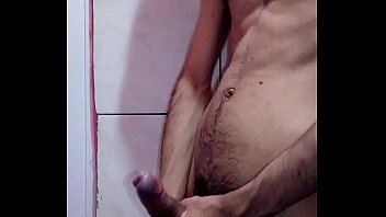 Pentelhudo masturbando e gozando gostoso