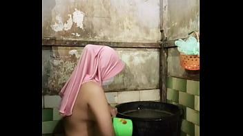Gadis hijab mandi sambil masturbasi Gadis hijab mandi sambil masturbasi