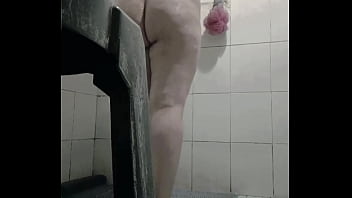 Gordibuena bañandose mostrando su gran culo Gordibuena bañandose mostrando su gran culo