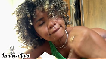 Fudendo com meu cunhado no closet sentei nele até ele gozar na minha buceta pro marido sentir o gosto dele