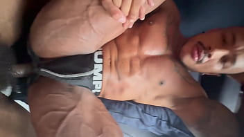 Sentando na rolona do parrudo