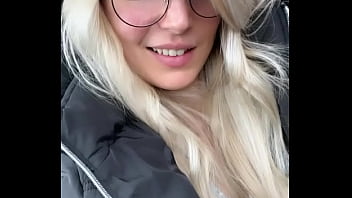 Femme à lunette femme à n’hésite pas à me demander ta vidéo