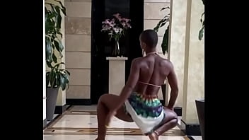 Gostosa negra dançando e rebolando por uma pica grande Gostosa negra dançando e rebolando por uma pica grande