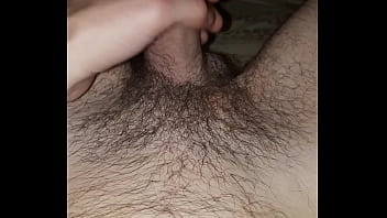 Nascosto sotto le lenzuola e godo Nascosto sotto le lenzuola e godo