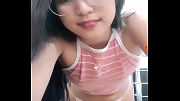 Japinha gostosa se exibindo no vídeo chamada Japinha gostosa se exibindo no vídeo chamada