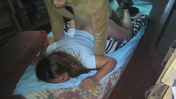 Con mi pareja tenemos sexo en cuatro contra al cama en el piso