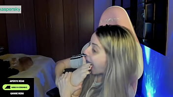 Streamer bianquinhabotando seu pé bem gostoso na boca Streamer bianquinhabotando seu pé bem gostoso na boca