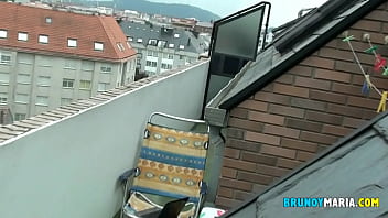 Grabo a mi vecina en su terraza y me masturbo mirandola y ella no se entera Grabo a mi vecina en su terraza y me masturbo mirandola y ella no se entera