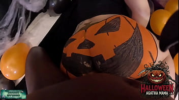 Mama studio em um bbc fodendo um jack o'lantern de halloween de uma milf brasileira grátis