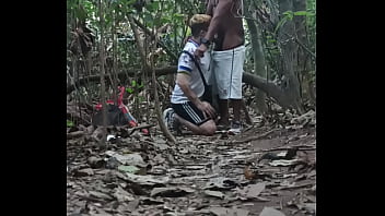 Novinho se perdeu no mato e negão ajudou ele em troca do cuzinho completo no red