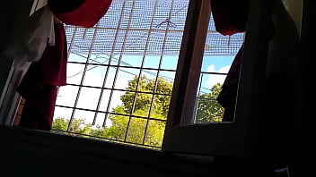 Pajeandome con la ventana abierta en pleno dia