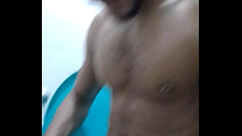 Alisando o pau no banheiro Alisando o pau no banheiro
