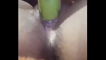 Se mete una banana en la vagina muy adentro Se mete una banana en la vagina muy adentro
