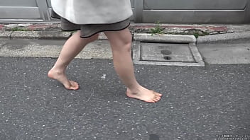 Walk the road without putting on shoes Walk the road without putting on shoes