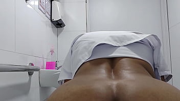 Camara amateur en el baño de hospital graba enfermera latina culona sexy Camara amateur en el baño de hospital graba enfermera latina culona sexy