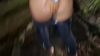 Foda noturna na ela se exibe e toma pau na praça