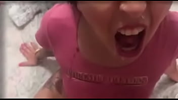 Soquei o consolo até o talo e depois meti a mão inteira no meu rabo Soquei o consolo até o talo e depois meti a mão inteira no meu rabo