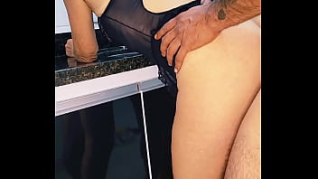 Loira safada sendo fodida na pia Loira safada sendo fodida na pia
