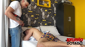 Enchi o cu dele de leite