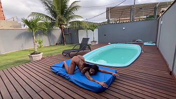 Caiu na net novinha de 18 anos dando pra 2 na piscina Caiu na net novinha de 18 anos dando pra 2 na piscina