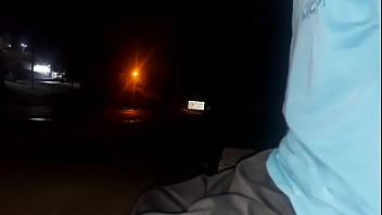 Sério eu corro o risco de colocar meu pau na frente dessa mulher esperando o ônibus como ela vai reagir Sério eu corro o risco de colocar meu pau na frente dessa mulher esperando o ônibus como ela vai reagir