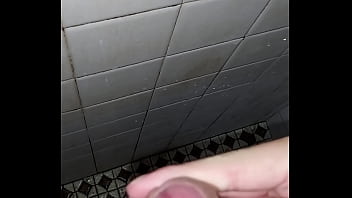 在廁所裡打手槍都射在牆上