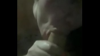 Hermosa mujer haciendo un pete