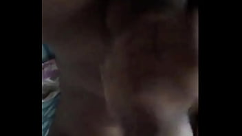 Ele bate uma punheta bem gostosa e ama gozar e está bem e dias quanto a gozar