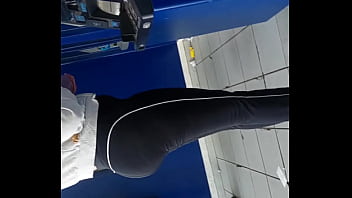 Nalgona en el banco Nalgona en el banco