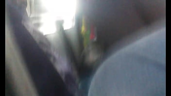 Pendeja de calzas en el bus