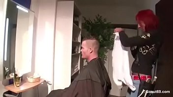 Skinny friseurin fickt mit ihrem kunden fuer extra trinkgeld Skinny friseurin fickt mit ihrem kunden fuer extra trinkgeld