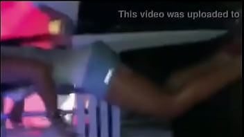 Perrita baila desnuda y mojadita muestra la vagina