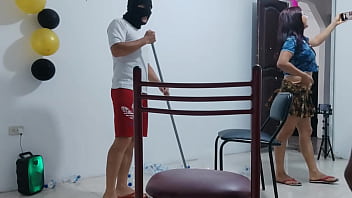 Los empleados tienen una escena erotica en horarios laborales mientras limpian la oficina Los empleados tienen una escena erotica en horarios laborales mientras limpian la oficina