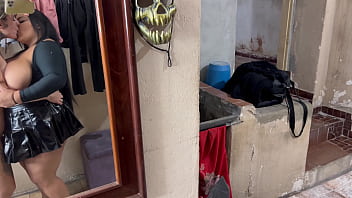 Peguei minha inquilina se masturbano e se tocando no quintal de casa ela disse que estava gravando video porno não aguentei e participei