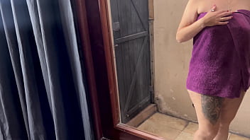 Peguei minha inquilina se masturbano e se tocando no quintal de casa ela disse que estava gravando video porno não aguentei e participei