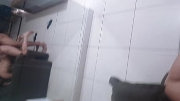 Minha cunhada puta chegou em casa me provocando e acabamos transando bem no meio da sala do apartamento
