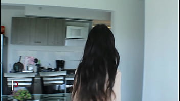 A la puta de mi hermanastra le encanta pasiarse en lenceria por toda la casa y yo no desaprovecho la oportunidad para follarla porno en espanol