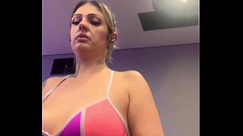 Treinando academia louca de tesão porque meu marido não me fode a 1 mês tanto tesão q escorria pelas perna os maronba me olhando eu com vontade de dar
