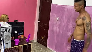 Le meto la polla a mi hermanastra a cambio de no decirle a mi padrastro que la encontré haciendo video llamadas calientes