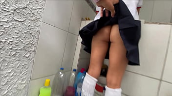 Encuentro a mi hijastra lavando sus calzoncitos y no puedo evitar clavar mi verga en su estrecho coño hasta cubrirla de semen