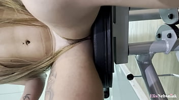 Peituda loira começa o dia treinando na academia e se masturbando e finaliza chupando o pau do seu corninho - elis nebsniak