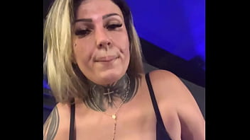 Treinando na academia na avenida paulista fiquei louca de tesão escorria o suor pela minha pernas até chegar na buceta molhada