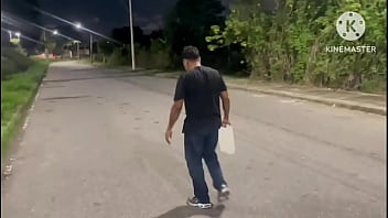 Esposa traindo corno com um negão dotado no meio da rua depois que acabou a gasolina ️ e o corno ainda agradeceu ao comedor