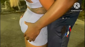 Esposa traindo corno com um negão dotado no meio da rua depois que acabou a gasolina ️ e o corno ainda agradeceu ao comedor