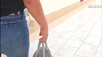 Tuve que tener sexo con mi vecino que me reconocio en la calle porque me escape del trabajo y me ofreci ir a su habitacion para que me cogiera y mantenerlo en secreto